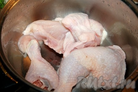 Можно приготовить целую курицу, а можно разрезать на части  и сварить только часть курочки. Из целой курицы бульон получится более наваристым, а из небольшого кусочка куриного мяса бульон будет более диетическим.
