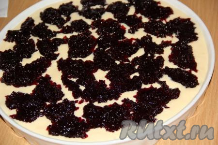 Поверх творога выложить варенье (или джем). У меня очень густой домашний джем, я выкладывала его небольшими порциями.