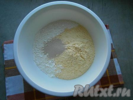 К кукурузной и пшеничной муке всыпать дрожжи, перемешать.