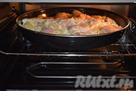 Отправляем форму с куриной грудкой и картофелем в разогретую духовку и запекаем при температуре 190 градусов, примерно, 50-60 минут.