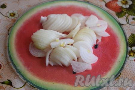Очищенный лук нарежем на полукольца.