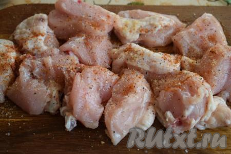 Пока картофель отваривается, нарежем куриную грудку на кусочки среднего размера. Мясо посолим, поперчим, добавим специи и оставим пропитаться на 15 минут.