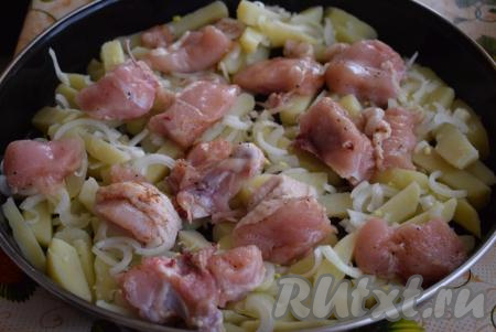 Кусочки куриной грудки добавляем к картошке и луку.