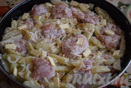 Добавляем майонез и тщательно перемешиваем кусочки куриного мяса, картофель и лук. Сверху выкладываем сливочное масло, нарезанное на мелкие кусочки.