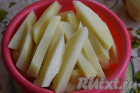 Очищенный картофель нарежем на крупные дольки.