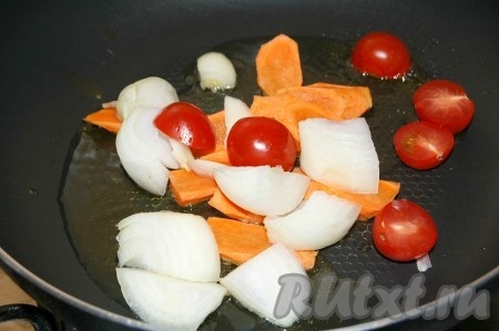 Морковь, репчатый лук и помидоры крупно нарезать и обжарить на любом виде масла (выбор масла зависит только от вас), переложить в кастрюлю с бульоном.
