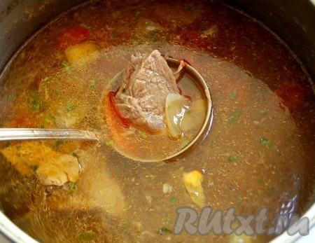 Суп с макаронами, овощами и мясом посолить, поперчить, добавить лавровый лист, проварить 5 минут. Добавить порезанную зелень, довести до кипения и выключить огонь.
