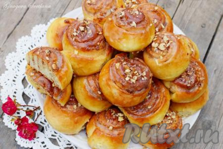 Булочки, по желанию, можно посыпать измельченными орешками (для этого вам потребуется около 2 столовых ложек орехов), а можно этот шаг пропустить.