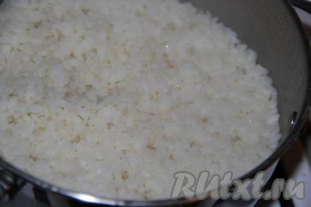 Для того чтобы роллы получились вкусными, немаловажно правильно приготовить рис. Рис хорошо промыть в проточной воде, затем выложить в кастрюлю и залить водой комнатной температуры в соотношении 1:2 (то есть должна быть 1 часть риса и 2 части воды), поставить на огонь. После того как вода закипит, убавить огонь до минимума и, накрыв кастрюлю крышкой, варить рис до полного испарения жидкости (у меня на варку риса уходит, примерно, 20 минут с момента закипания). Как только вся вода испарится, снять кастрюлю с огня и добавить, по желанию, рисовый уксус, перемешать рис и, накрыв кастрюлю хлопчатобумажным полотенцем, оставить остывать.