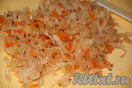 Если квашеная капуста слишком крупная, нарезать её помельче.