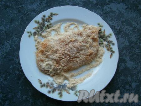 Форму для запекания (или противень) застелить пергаментом. Затем пергамент немного смазать растительным маслом. Отбивные вначале полностью окунуть в яичную смесь, а затем хорошо обвалять со всех сторон в сухарях.