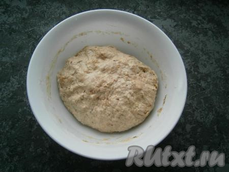 Теперь руками, смазанными растительным маслом, тесто чуть подмесить, сформировать шар. 