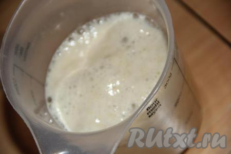 Сначала приготовим опару, для этого в тёплой воде нужно растворить дрожжи и сахар (температура воды не более 40 градусов). Оставить в тепле на 15-20 минут (до появления пышной дрожжевой шапочки).