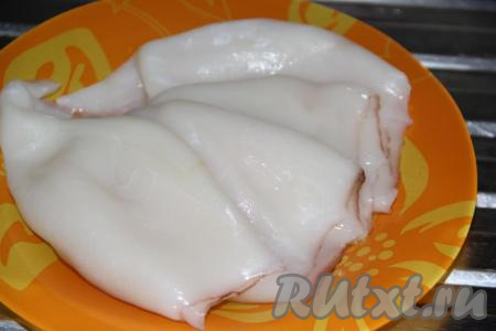 Кальмары очистить от плёночки.