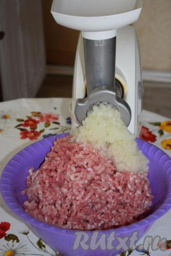 Пропустить мясо, лук, картофель и отжатый от молока хлеб через мясорубку 2 раза. Конечно, можно перекрутить фарш один раз. Но для того чтобы котлеты держали лучше форму и не разваливались, желательно, перекрутить фарш дважды, так мы активируем связующие свойства белка в мясе.