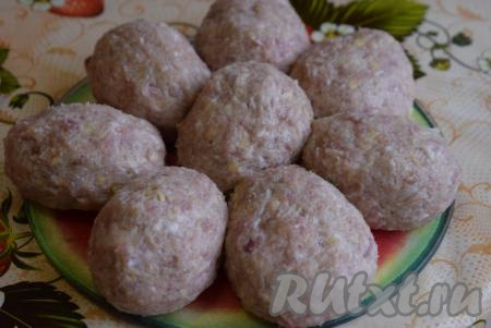 Из готового свиного фарша нужно сформировать котлеты. Для этого отщипываем небольшой кусочек фарша, формируем в руках котлетку и отбиваем её рука об руку, примерно, 35-40 раз - за это время из фарша выйдет весь воздух, текстура фарша станет плотной и однородной. Такая котлета при жарке не развалится и будет сочной. Аналогично формируем все котлеты.
