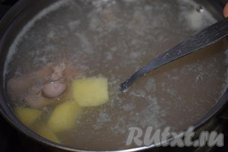 В закипевшую воду кладем картофель и варим его до закипания на сильном огне. С момента закипания делаем огонь средним и продолжаем варить картошку, примерно, 10 минут. По прошествии времени кладем в суп куриную печень и ждем закипания. В момент закипания образуется пенка, снимаем ее шумовкой и уменьшаем огонь.