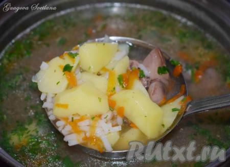 Пробуем суп на вкус, если необходимо, то подсаливаем. Рис должен свариться полностью, но разваривать его не стоит, пусть зернышки будут целенькими и плотными. Добавляем мелко нарезанную зелень и выключаем огонь. Целую луковицу и половину моркови, которые мы добавили перед началом варки, можно вынуть, они нам больше не понадобятся.