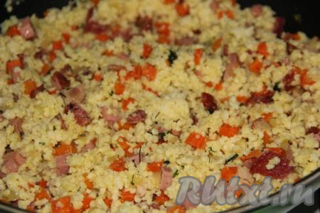 Посолить кашу по вкусу, можно добавить любые специи (я вместо специй добавила сливочное масло с чесноком и укропом), перемешать и потомить кашу на медленном огне в течение 10 минут, периодически помешивая.