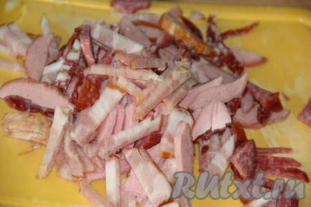 Колбасу (у меня колбасное ассорти) нарезать на брусочки.