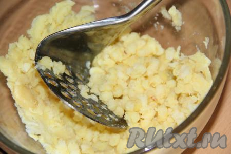 Для приготовления теста очищенный картофель отварить в воде до готовности (в течение 20-25 минут), затем воду слить, а картофель размять толкушкой в пюре.