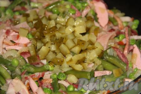 Затем добавить нарезанный маринованный огурец (я нарезала огурчик на кубики, можно нарезать на брусочки), перемешать, пару минут прогреть начинку, снять с огня и дать остыть.