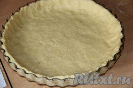 В форму  для выпечки (при желании, форму можно немного смазать маслом) выложить картофельное тесто и равномерно распределить его, формируя невысокий бортик. Я выпекала киш в стеклянной форме диаметром 26 см. Убрать форму с тестом в холодильник.