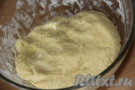 Замесить мягкое картофельное тесто, оно получится очень пластичным.