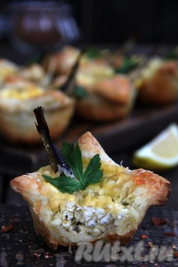 Вот такой слоечка получается в разрезе. Аппетитные, вкусные слойки с творогом и сыром можно подать в горячем виде, но и в холодном они очень хороши. 
