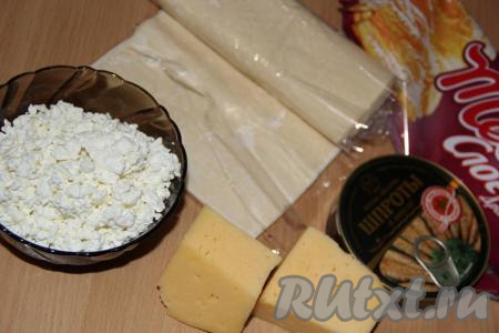 Подготовить продукты. Тесто предварительно разморозить при комнатной температуре. 