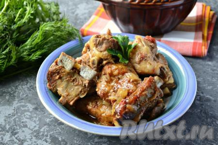 Свиные ребрышки, приготовленные в горшочке в духовке, получаются ароматными, нежными и очень вкусными.