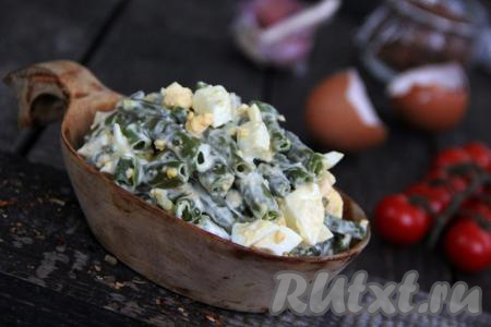 Заправить салат майонезом непосредственно перед подачей. Очень вкусный, нежный салат из стручковой фасоли с яйцами, наверняка, понравится многим, попробуйте!