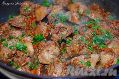 Куриная печень, жареная с луком и морковью