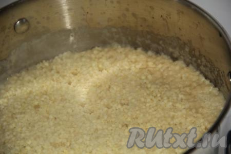 Можно использовать пшенную кашу, оставшуюся после ужина или завтрака, а можно сварить кашу непосредственно для запеканки. Для приготовления каши 50 грамм пшена хорошо промыть, залить холодной водой в соотношении 1:2 (1 часть пшена и 2 части воды), добавить щепотку соли. Довести до кипения, убавить огонь до минимума и варить кашу под крышкой, периодически перемешивая, до полного испарения воды (примерно, 15-20 минут). Дать готовой пшенной каше немного остыть.