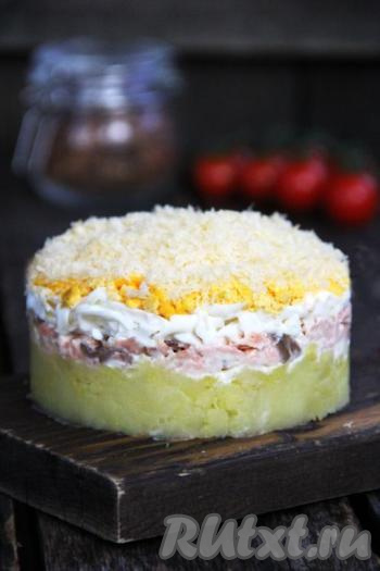 Снять бортик и подать очень нежный, вкусный салат из горбуши горячего копчения с сыром к столу. 