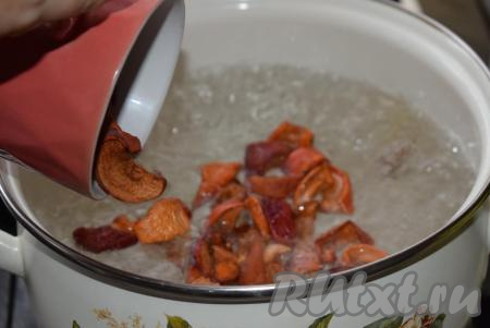 В кипящую воду выкладываем сушеные яблоки.