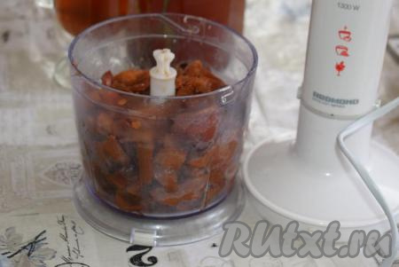 Измельчаем яблоки, нарезая на мелкие кусочки ножом или при помощи блендера. Я выбрала второй вариант.