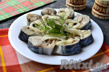 Скумбрия, маринованная с маслом, луком и уксусом