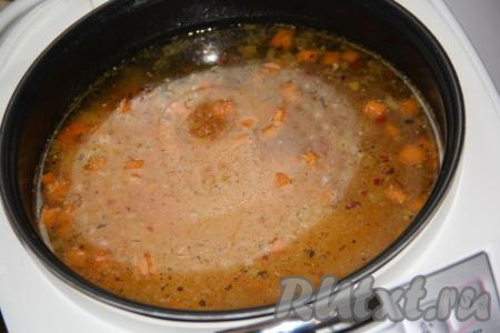 По сигналу мультиварки открыть крышку, добавить соль, специи и лавровый лист, перемешать, закрыть крышку и оставить на 10-20 минут на режиме "Подогрев". 