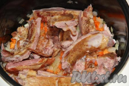 Добавить в чашу нарезанные (или порубленные) на небольшие кусочки копченые рёбрышки. 