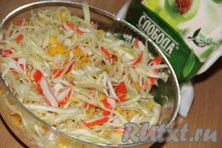 Чеснок очистить, пропустить через пресс и вместе с кукурузой выложить в салат из белокочанной капусты и крабовых палочек, хорошо перемешать. Заправить салат майонезом непосредственно перед подачей.