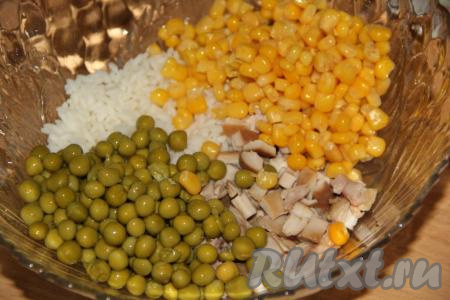Добавить кукурузу и горошек в салат из риса и копченой курицы, посолить, перемешать все ингредиенты. Заправить салат майонезом непосредственно перед подачей.