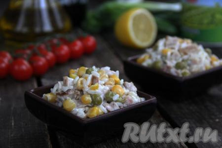 Салат из копчёной курицы с рисом, кукурузой и горошком получается сытным и очень вкусным. Если у вас есть вареный рис, то готовится такой салатик очень быстро. Попробуйте!