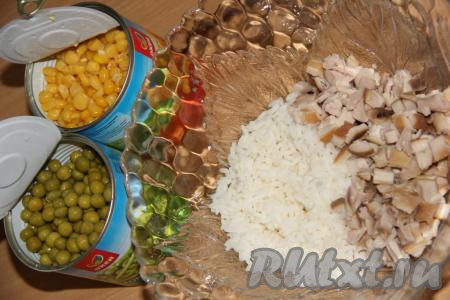 С консервированных горошка и кукурузы слить жидкость.
