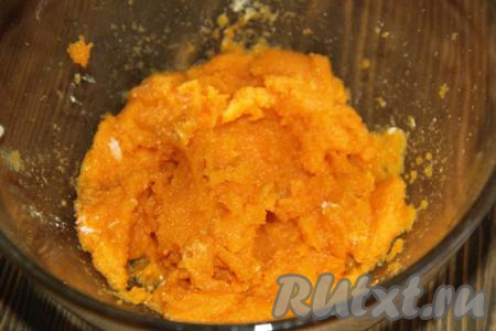 Для приготовления морковного слоя нужно вареную морковь пробить погружным блендером в пюре.