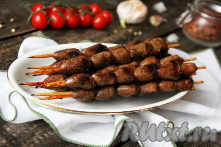 Подать шашлычки из куриных сердечек, приготовленные на сковороде, к столу в горячем виде прямо на шпажках. Очень аппетитное и вкусное блюдо, рекомендую!