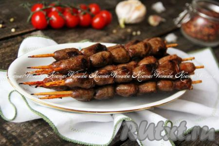 Куриные сердечки на шпажках на сковороде