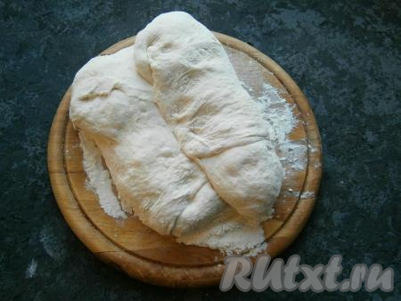 100 грамм муки насыпать на стол (или доску), выложить вязкое тесто и, обсыпая мукой, как бы складывать его конвертом.