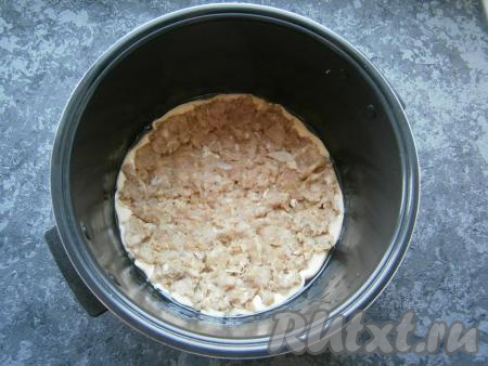 К фаршу добавить измельченный или прокрученный на мясорубке лук, соль и перец, хорошо его вымешать. Выложить фарш на тесто ровным слоем, формируя плоские лепешки  - так будет удобнее (или можно выкладывать фарш комками, шариками и т.д.).