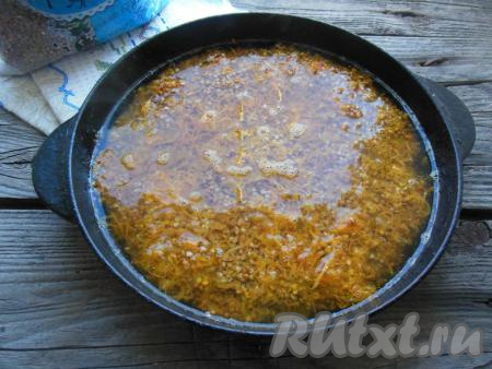 Сковороду накройте крышкой и готовьте гречку с луком и морковью  на среднем огне 12-15 минут (вода должна полностью выпариться). В процессе приготовления кашу не перемешивайте.